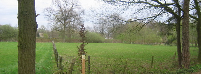 Zicht op het perceel vanaf Landgoed Mentink, nabij kruising Grotersweg,  spoorlijn naar Groenlo (op de achtergrond) en het oude spoor (nu wandelpad), nabij de Morgenzonweg. G1
