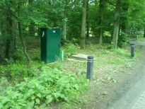 En plotseling staat er een hogedrukrioolpomp in het bos aan de Meekertweg, Mei 2007