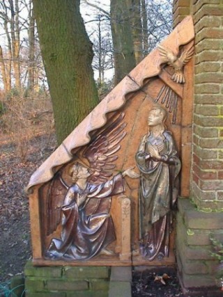 Mariakapel Lievelde, linkse paneel: de &lsquo;blijde boodschap' van de aartsengel Gabriel aan Maria