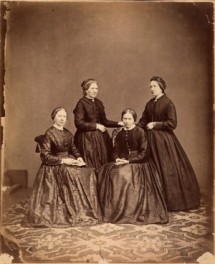 Vier zussen Batenburg; staand van links naar rechts:  Leentje (MHC 1822-1905) Marianne (MAG 1826-1901) zittend vlnr: Truitje (Geertuida 1824-1888) Lizet (JE 1820-1876)